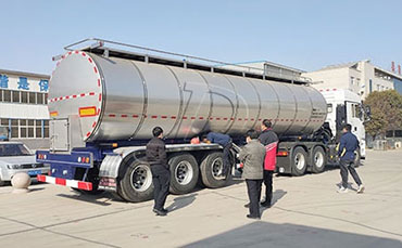 不銹鋼奶罐車防滑平臺的特點及作用