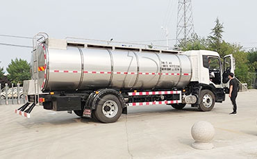 天潤新東鮮奶運(yùn)輸車：科技保鮮，安全送達(dá)