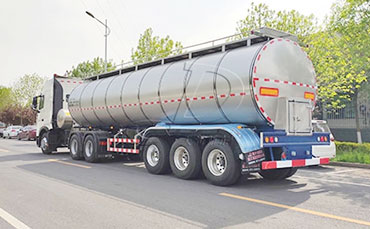 我公司半掛鮮奶運(yùn)輸車成功出口非洲利比亞